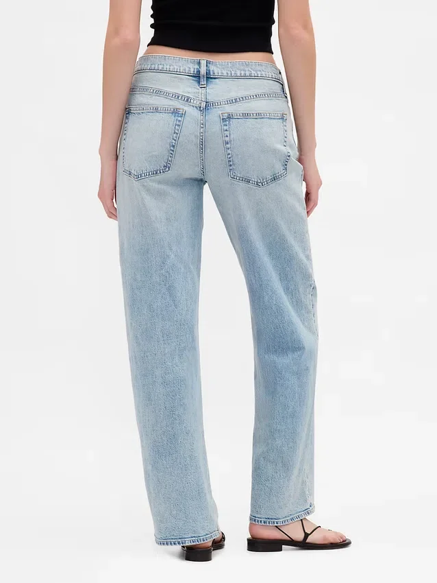 Low-Rise-Jeans im lockeren 90er-Jahre-Stil