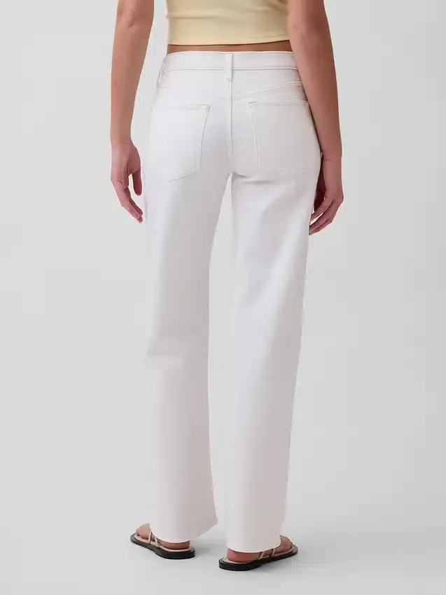 Low-Rise-Jeans im lockeren 90er-Jahre-Stil