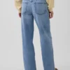 Low-Rise-Jeans im lockeren 90er-Jahre-Stil