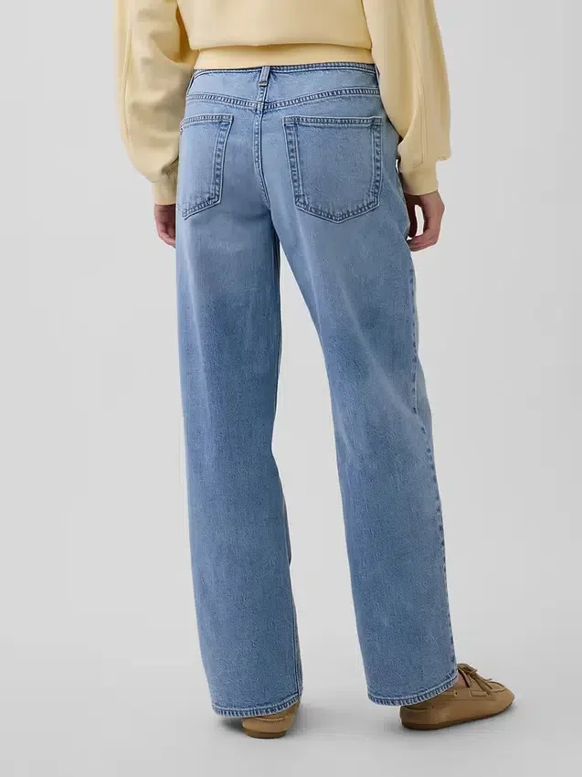 Low-Rise-Jeans im lockeren 90er-Jahre-Stil
