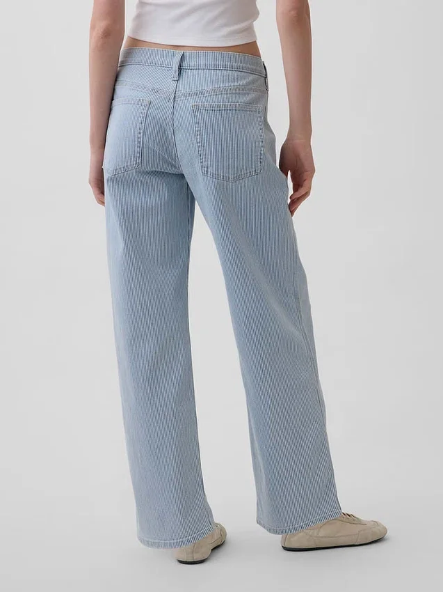 Low-Rise-Jeans im lockeren 90er-Jahre-Stil