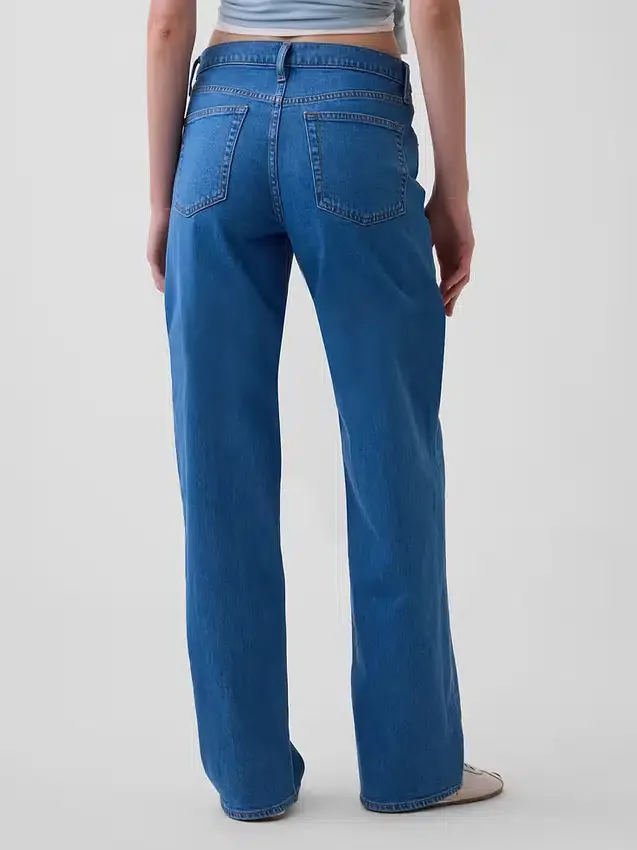 Low-Rise-Jeans im lockeren 90er-Jahre-Stil