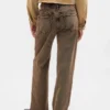 Low-Rise-Jeans im lockeren 90er-Jahre-Stil