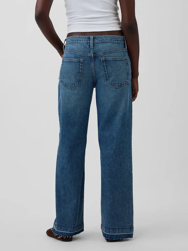 Low-Rise-Jeans im lockeren 90er-Jahre-Stil