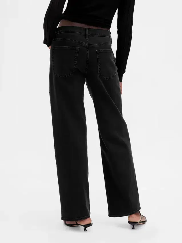 Low-Rise-Jeans im lockeren 90er-Jahre-Stil