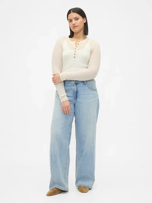 Low-Rise-Jeans im lockeren 90er-Jahre-Stil