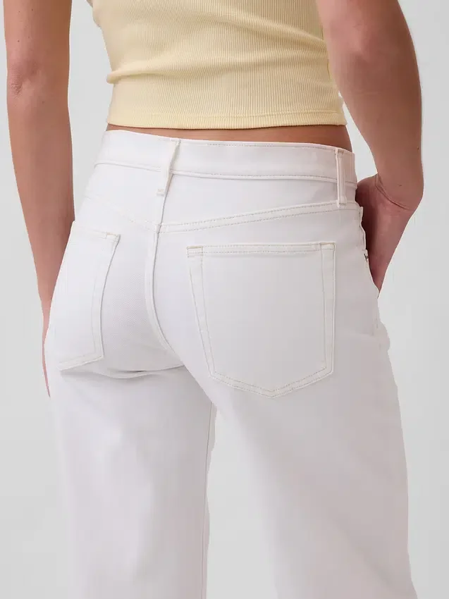 Low-Rise-Jeans im lockeren 90er-Jahre-Stil