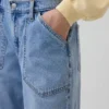 Low-Rise-Jeans im lockeren 90er-Jahre-Stil