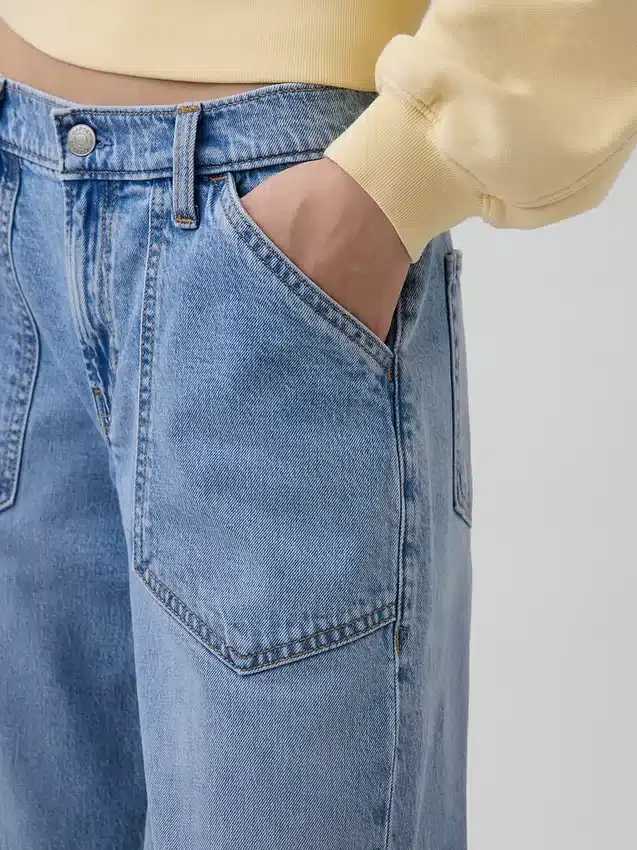 Low-Rise-Jeans im lockeren 90er-Jahre-Stil