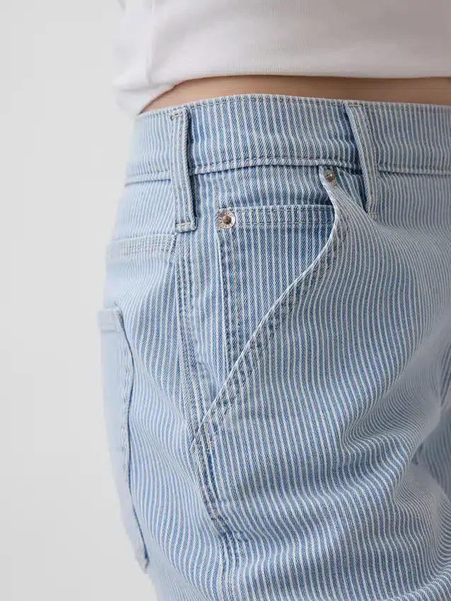 Low-Rise-Jeans im lockeren 90er-Jahre-Stil