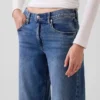 Low-Rise-Jeans im lockeren 90er-Jahre-Stil