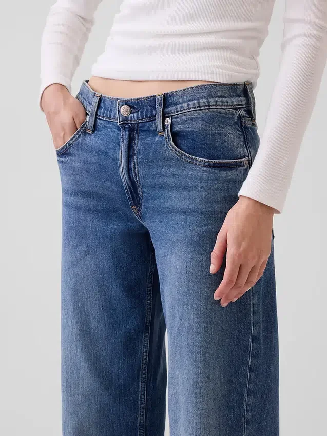 Low-Rise-Jeans im lockeren 90er-Jahre-Stil