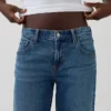 Low-Rise-Jeans im lockeren 90er-Jahre-Stil