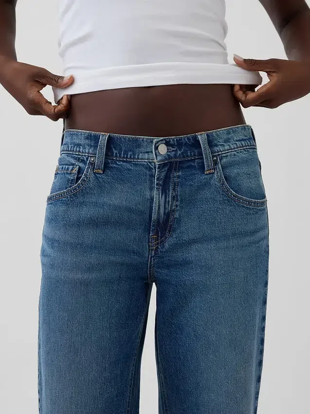 Low-Rise-Jeans im lockeren 90er-Jahre-Stil