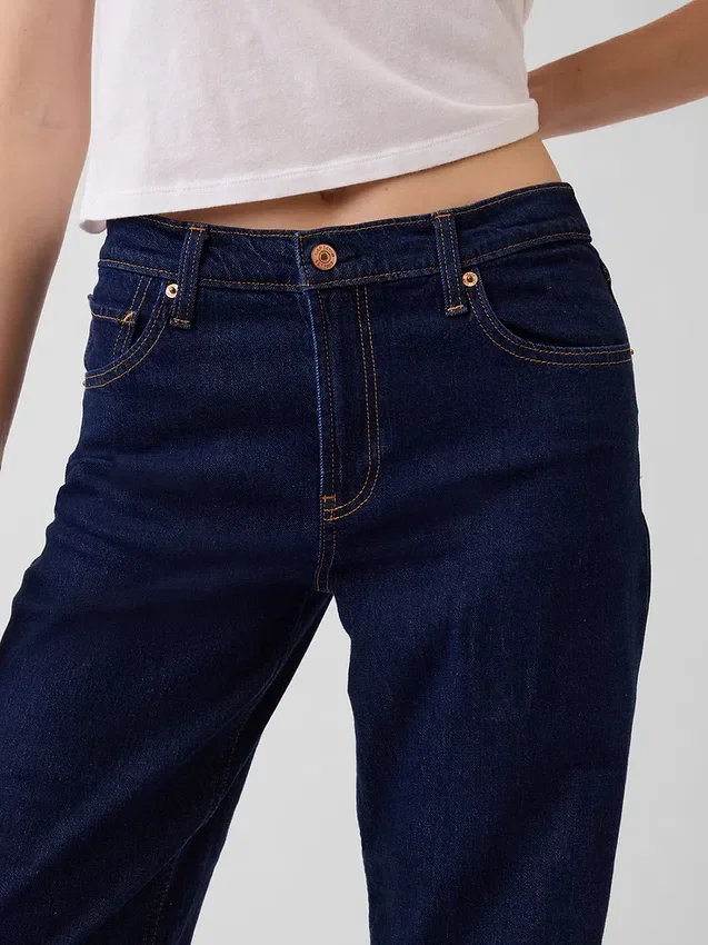 Low-Rise-Jeans im lockeren 90er-Jahre-Stil