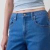 Low-Rise-Jeans im lockeren 90er-Jahre-Stil