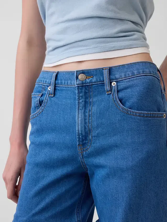 Low-Rise-Jeans im lockeren 90er-Jahre-Stil