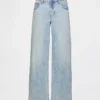 Low-Rise-Jeans im lockeren 90er-Jahre-Stil