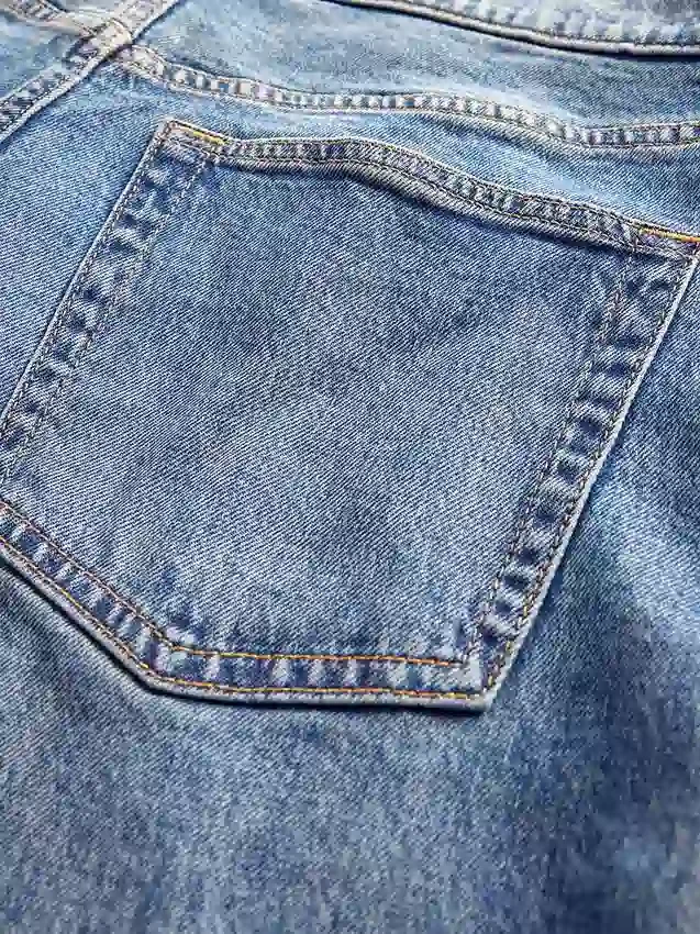 Low-Rise-Jeans im lockeren 90er-Jahre-Stil