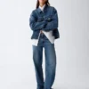 Low-Rise-Jeans im lockeren 90er-Jahre-Stil