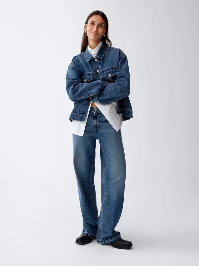 Low-Rise-Jeans im lockeren 90er-Jahre-Stil