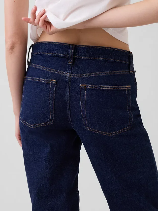 Low-Rise-Jeans im lockeren 90er-Jahre-Stil