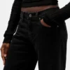 Low-Rise-Jeans im lockeren 90er-Jahre-Stil