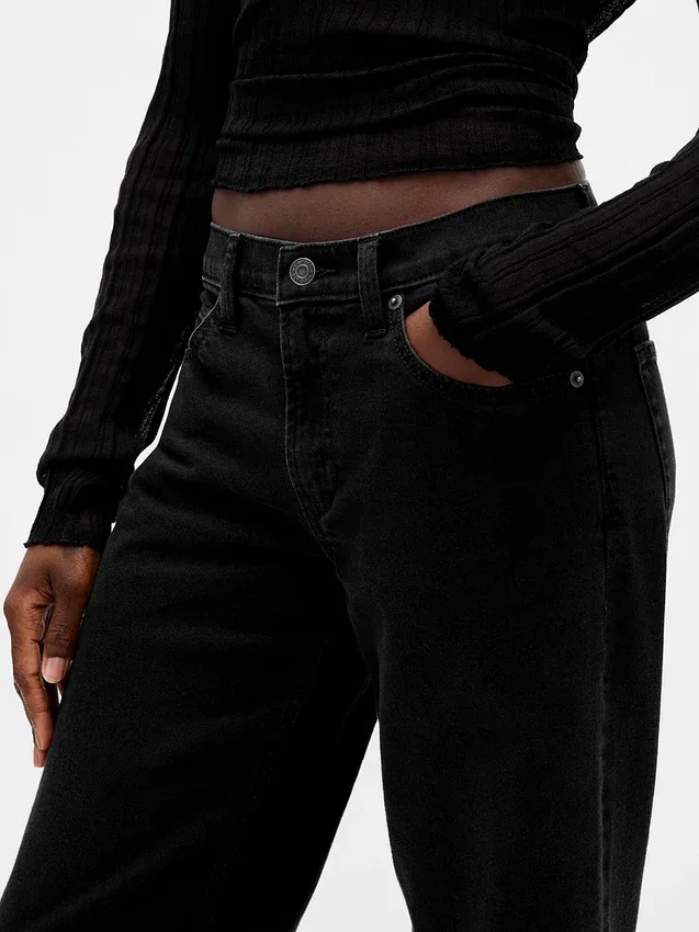 Low-Rise-Jeans im lockeren 90er-Jahre-Stil