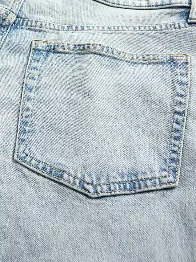 Low-Rise-Jeans im lockeren 90er-Jahre-Stil