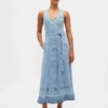 Maxikleid aus Denim mit Bindegürtel und Knopfleiste