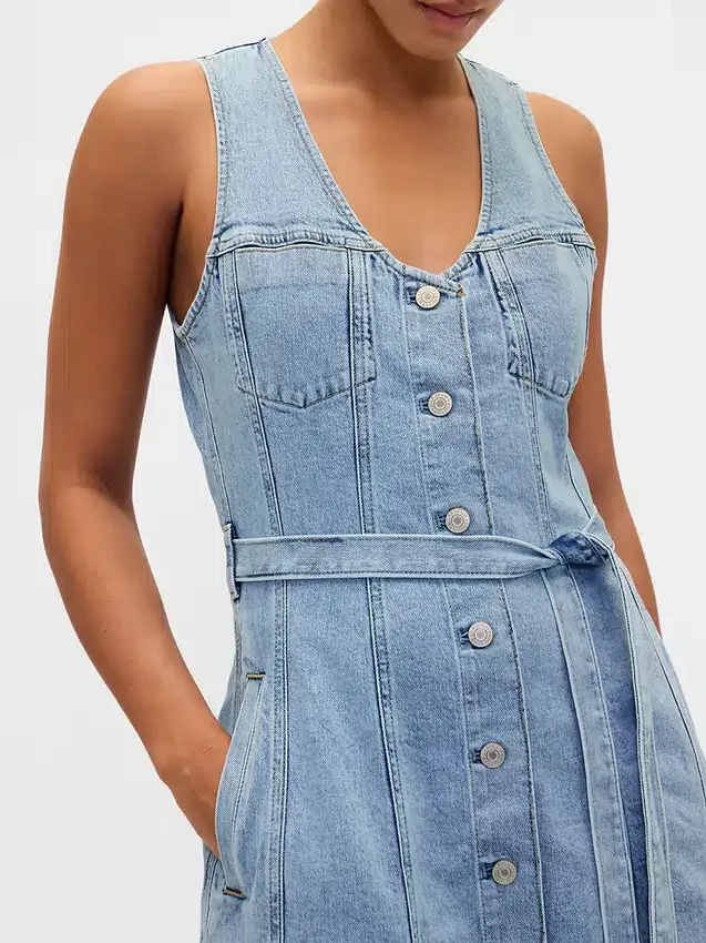 Maxikleid aus Denim mit Bindegürtel und Knopfleiste