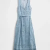 Maxikleid aus Denim mit Bindegürtel und Knopfleiste