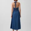 Maxikleid aus Denim mit Nähten und Neckholder-Ausschnitt