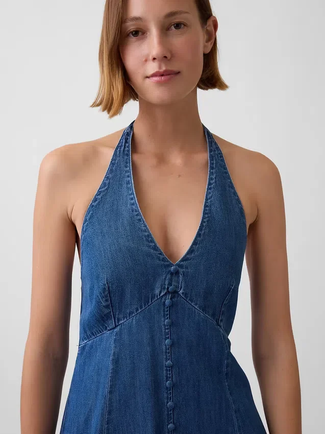 Maxikleid aus Denim mit Nähten und Neckholder-Ausschnitt