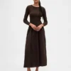Maxikleid aus verschiedenen Materialien mit tief sitzender Taille