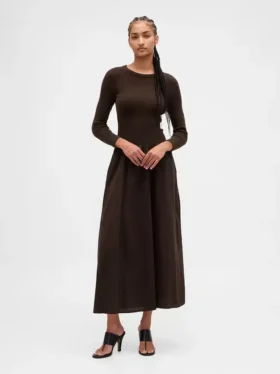 Maxikleid aus verschiedenen Materialien mit tief sitzender Taille