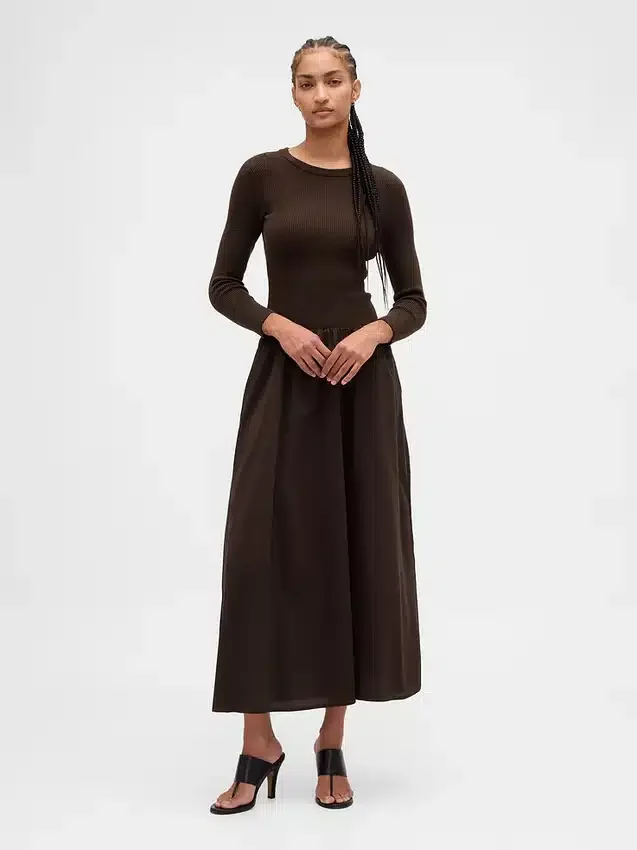 Maxikleid aus verschiedenen Materialien mit tief sitzender Taille
