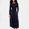 Maxikleid aus verschiedenen Materialien mit tief sitzender Taille