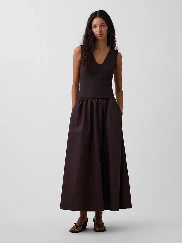 Maxikleid aus verschiedenen Materialien mit tief sitzender Taille
