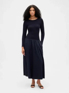 Maxikleid aus verschiedenen Materialien mit tief sitzender Taille