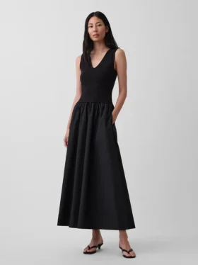 Maxikleid aus verschiedenen Materialien mit tief sitzender Taille