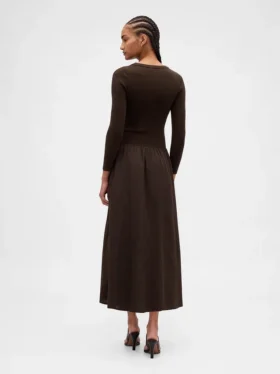 Maxikleid aus verschiedenen Materialien mit tief sitzender Taille