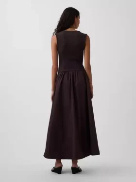 Maxikleid aus verschiedenen Materialien mit tief sitzender Taille