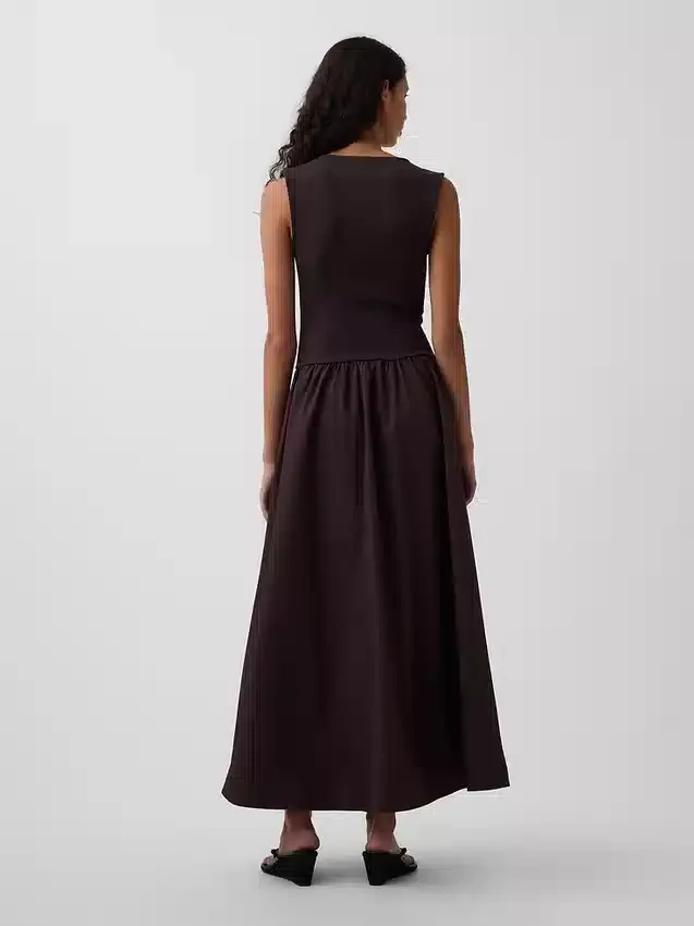 Maxikleid aus verschiedenen Materialien mit tief sitzender Taille