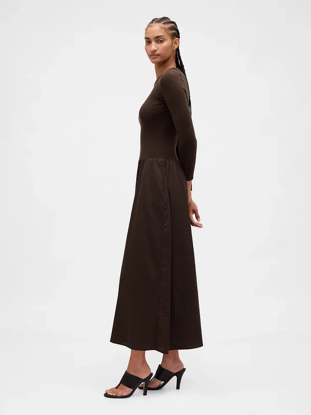 Maxikleid aus verschiedenen Materialien mit tief sitzender Taille
