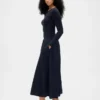 Maxikleid aus verschiedenen Materialien mit tief sitzender Taille