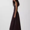 Maxikleid aus verschiedenen Materialien mit tief sitzender Taille
