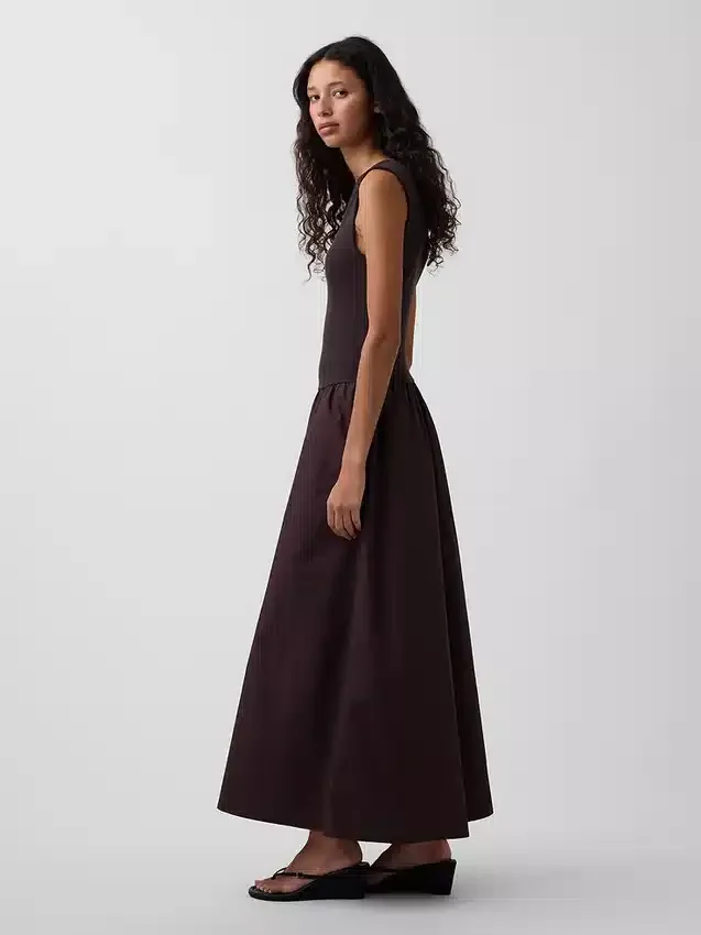 Maxikleid aus verschiedenen Materialien mit tief sitzender Taille