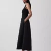 Maxikleid aus verschiedenen Materialien mit tief sitzender Taille