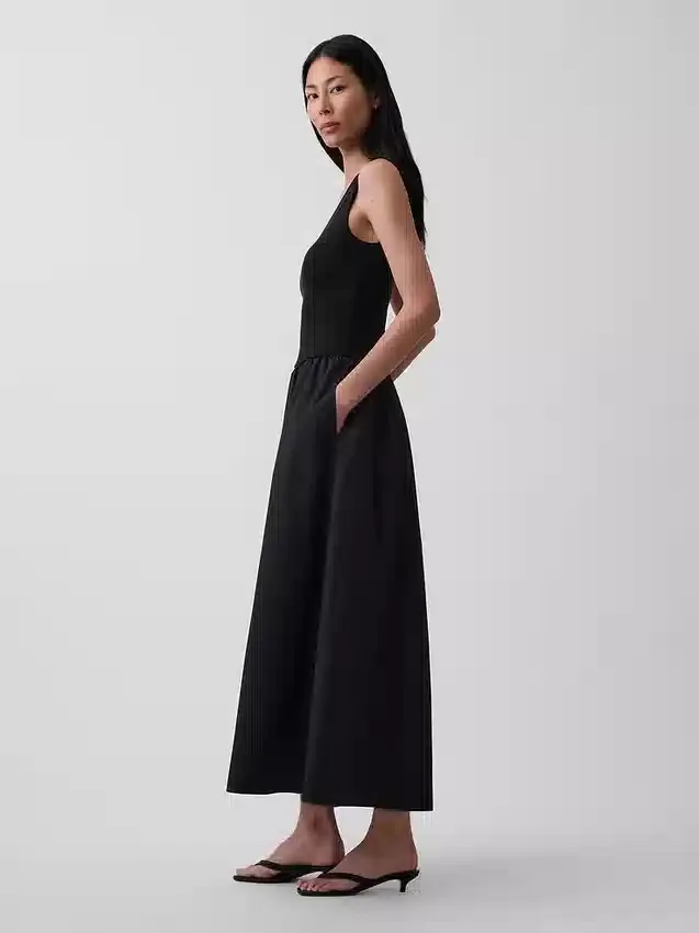 Maxikleid aus verschiedenen Materialien mit tief sitzender Taille